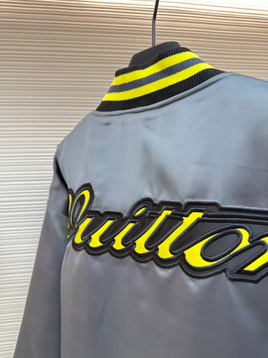 LOUIS VUITTON Silk Satin Baseball Tunic Jacket ●Authentic product: Purchased and developed by 30074 ●Item No.: 1680551-C10 ●Fabric: Jacket fabric ●Technology: Positioning cutting machine ●Version: Fitted version ●Weight: about 1085 grams ●Size: 46-48-50-52 ●Description: The silk satin baseball tunic jacket is from the 2025 autumn and winter show, and will attract attention from LV Floral patches and a scripted Vuitton logo adorn the front and back, echoing the ribbing on the collar, cuffs and hem. A lightweight quilted lining and hidden pockets round out the functionality. The overall wiring is straight and delicate, the fabric is comfortable and soft, and the color is consistent without color difference. It can be matched with the same style to create a fashionable look and control various occasions. Customized accessories, complete with three standards, same style for men and women!